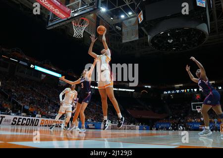 21. März 2022: Tamari Key #20 der Tennessee Lady Vols schießt den Ball über Madison Bartley #3 der Belmont Bruins während einer zweiten Runde des NCAA Women's Basketball Tournament 2022 zwischen der University of Tennessee Lady Vols und den Belmont University Bruins in der Thompson Boling Arena in Knoxville, TN Tim Gangloff/CSM Stockfoto