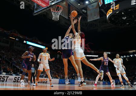 21. März 2022: Tamari Key #20 der Tennessee Lady Vols kämpft gegen Madison Bartley #3 der Belmont Bruins während eines zweiten Rundenspiels des NCAA Women's Basketball Tournaments 2022 zwischen der University of Tennessee Lady Vols und den Belmont University Bruins in der Thompson Boling Arena in Knoxville, TN Tim Gangloff/CSM Stockfoto