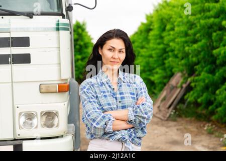 Portrait der schönen asiatischen Brünette neben LKW-Kabine Stockfoto