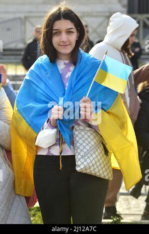 Roma, Italien. 21. März 2022. Menschen mit Schilder nehmen an einer Demonstration Teil, die zum Frieden zwischen der Ukraine und Russland aufruft, in Rom, (Italien) 20. 2022. März Quelle: dpa/Alamy Live News Stockfoto