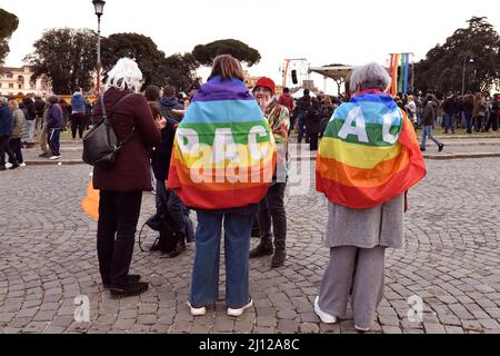 Roma, Italien. 21. März 2022. Menschen mit Schilder nehmen an einer Demonstration Teil, die zum Frieden zwischen der Ukraine und Russland aufruft, in Rom, (Italien) 20. 2022. März Quelle: dpa/Alamy Live News Stockfoto