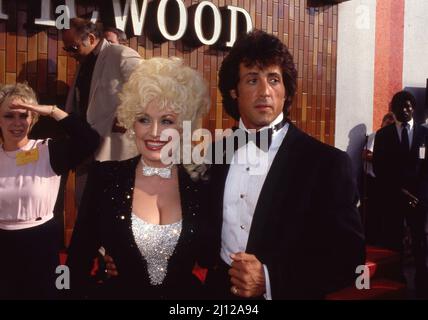 Dolly Parton und Sylvester Stallone bei der Rhinestone-Premiere im Picwood-Theater 1984. Quelle: Ralph Dominguez/MediaPunch Stockfoto