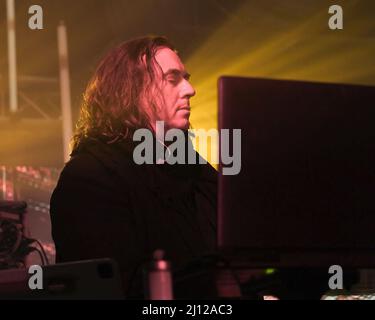 Southampton, Großbritannien. 21. März 2022. Thorsten Quaeschning, Synthesizer-Spieler, Sänger, Schlagzeuger und aktueller Frontmann und Bandleader der 1967 gegründeten deutschen Elektronikband Tangerine Dream, die live in den Engine Rooms in Southampton auftrat. Kredit: SOPA Images Limited/Alamy Live Nachrichten Stockfoto