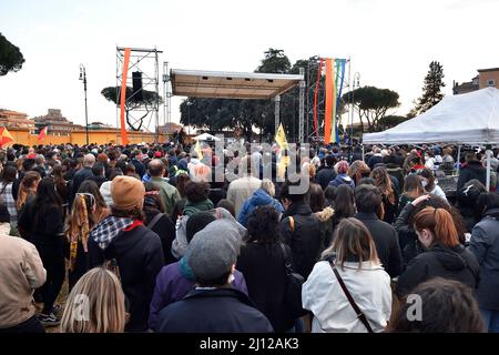 Roma, Italien. 21. März 2022. Menschen mit Schilder nehmen an einer Demonstration Teil, die zum Frieden zwischen der Ukraine und Russland aufruft, in Rom, (Italien) 20. 2022. März Quelle: dpa/Alamy Live News Stockfoto