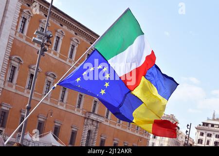 Roma, Italien. 21. März 2022. Menschen mit Schilder nehmen an einer Demonstration Teil, die zum Frieden zwischen der Ukraine und Russland aufruft, in Rom, (Italien) 20. 2022. März Quelle: dpa/Alamy Live News Stockfoto