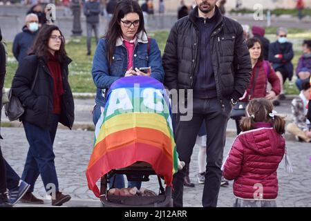 Roma, Italien. 21. März 2022. Menschen mit Schilder nehmen an einer Demonstration Teil, die zum Frieden zwischen der Ukraine und Russland aufruft, in Rom, (Italien) 20. 2022. März Quelle: dpa/Alamy Live News Stockfoto