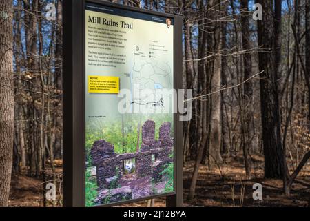 Informationsschild des National Park Service für den Mill Ruins Trail zu den Paper Mill Ruins in Marietta, Georgia. (USA) Stockfoto