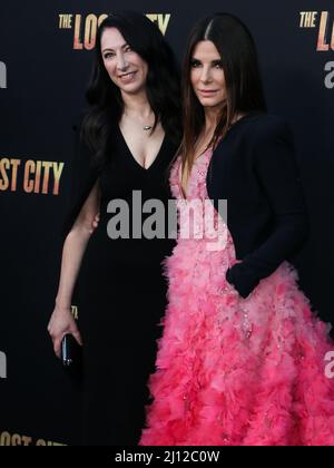 Los Angeles, Usa. 21. März 2022. WESTWOOD, LOS ANGELES, KALIFORNIEN, USA - 21. MÄRZ: Gesine Bullock Prado und ihre Schwester/Schauspielerin Sandra Bullock kommen zur Los Angeles Premiere von Paramount Picturs' 'The Lost City', die am 21. März 2022 im Regency Village Theatre in Westwood, Los Angeles, Kalifornien, USA, stattfand. (Foto: Xavier Collin/Image Press Agency/Sipa USA) Quelle: SIPA USA/Alamy Live News Stockfoto