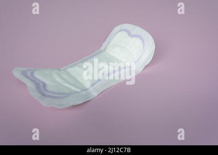 Hygieneschutz für Frauen. Sanitär-Pads auf lila Hintergrund Draufsicht kopieren Raum Muster. Konzept des Menstruationszyklus. Stockfoto