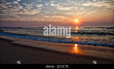 Sonnenaufgang am Strand Stockfoto