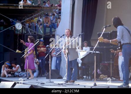 Stephen Stills von Buffalo Springfield und Crosby, Stills und Nash, die 1981 beim No Nukes Concert auf der Bühne des Hollywood Bowl auftreten Stockfoto