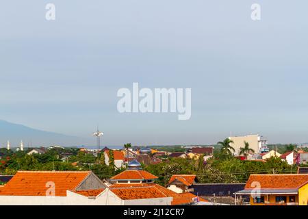 Draufsicht von den Dächern der Häuser am Stadtrand von Tegal, Indonesien, mit einem leicht bewölkten Himmel Hintergrund Stockfoto