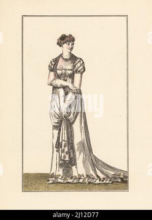 Formelle Damenmode, erste Empire-Ära, Paris, 1805. Sie trägt einen Kopfschmuck aus Blumen, ein niedrig geschnittenes Kleid mit gestickter Dekoration. Kostüm-Pare. Le Journal des Dames et des Modes, an XIII, Costumes Parisiens 630. Handkolorierte Chorlithographie von Marcel Bry aus Raymonde Sees Le Costume de la Revolution a nos Jours, Editions de la Gazette des Beaux-Arts, Paris, 1929. Stockfoto