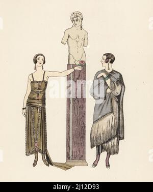 Frauen in kurzen bob-Haarschnitten in Abendkleid und Mantel von der Couture-Designerin Worth, die eine Rose zu einer Statue von Eros anbietet. Robe et manteau du soir par worth von La Gazette du Bon Ton, 1924. Handkolorierte Chorlithographie von Marcel Bry aus Raymonde Sees Le Costume de la Revolution a nos Jours, Editions de la Gazette des Beaux-Arts, Paris, 1929. Stockfoto