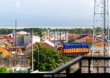Die mit den Grundbedürfnissen beladenen Lastwagen bleiben während der Pandemie covid-19 voll funktionsfähig, um den Bedürfnissen der Gemeinschaft, dem Konzept des Transpors, gerecht zu werden Stockfoto