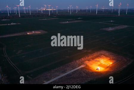 21. März 2022, Sachsen-Anhalt, Bad Lauchstädt: Lampen beleuchten nachts die oberirdischen Anlagen eines unterirdischen Gasspeichers der VNG AG. Hier wird das Gas in großen Hohlräumen (Kavernen) im Salzturm oder in porösem Gestein gespeichert. Die Diskussion über einen Stopp der Versorgung mit russischem Gas hört nicht auf. (Luftaufnahme mit Drohne) Foto: Jan Woitas/dpa-Zentralbild/dpa Stockfoto