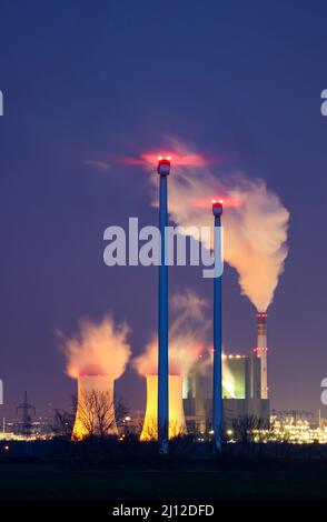 21. März 2022, Sachsen-Anhalt, Bad Lauchstädt: Hinter einem Windpark dampfen die Schornsteine und Kühltürme des Braunkohlekraftwerks Schkopau. Die kriegerischen Konflikte beleben die Diskussion in Deutschland über den Ausstieg aus Braunkohle und den Ausbau erneuerbarer Energien. Foto: Jan Woitas/dpa-Zentralbild/dpa Stockfoto