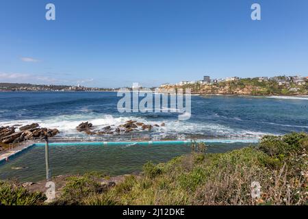 Freshwater Beach Pool und Blick auf die Queenscliff Landzunge und ich in der Nähe von Manly Beach, Sydney, NSW, Australien Stockfoto