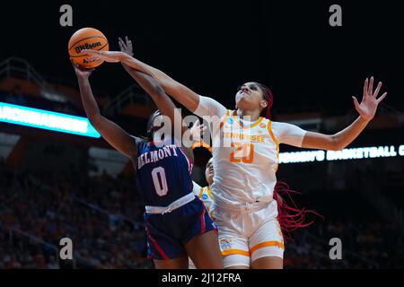 21. März 2022: Tamari Key #20 der Tennessee Lady Vols fouls Conley Chinn #20 der Belmont Bruins während einer zweiten Runde des NCAA Women's Basketball Tournament 2022 zwischen der University of Tennessee Lady Vols und den Belmont University Bruins in der Thompson Boling Arena in Knoxville, TN Tim Gangloff/CSM Stockfoto
