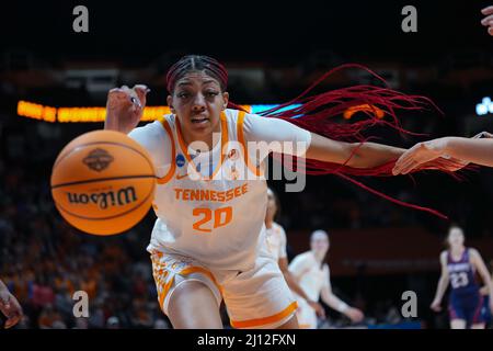 21. März 2022: Tamari Key #20 der Tennessee Lady Vols beobachtet, wie der Ball in einer zweiten Runde des NCAA Women's Basketball Tournaments 2022 zwischen der University of Tennessee Lady Vols und den Belmont University Bruins in der Thompson Boling Arena in Knoxville, TN, Tim Gangloff/CSM, aus dem Spielfeld geht Stockfoto