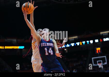 21. März 2022: Jamilyn Kinney #14 der Belmont Bruins versucht, den Ball zu schießen, während Tamari Key #20 der Tennessee Lady Vols während eines zweiten Rundenspiels des NCAA Women Basketball Tournaments 2022 zwischen der University of Tennessee Lady Vols und den Belmont University Bruins in der Thompson Boling Arena verteidigt In Knoxville, TN, Tim Gangloff/CSM Stockfoto