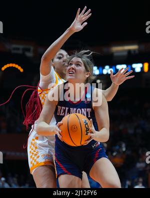 21. März 2022: Madison Bartley #3 der Belmont Bruins versucht, den Ball zu schießen, während Tamari Key #20 der Tennessee Lady Vols während eines zweiten Rundenspiels des NCAA Women's Basketball Tournaments 2022 zwischen der University of Tennessee Lady Vols und den Belmont University Bruins in der Thompson Boling Arena verteidigt In Knoxville, TN, Tim Gangloff/CSM Stockfoto
