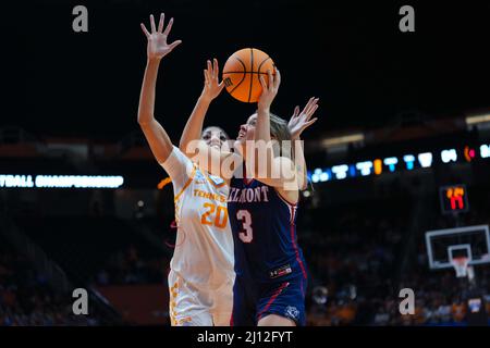 21. März 2022: Madison Bartley #3 der Belmont Bruins versucht, den Ball zu schießen, während Tamari Key #20 der Tennessee Lady Vols während eines zweiten Rundenspiels des NCAA Women's Basketball Tournaments 2022 zwischen der University of Tennessee Lady Vols und den Belmont University Bruins in der Thompson Boling Arena verteidigt In Knoxville, TN, Tim Gangloff/CSM Stockfoto