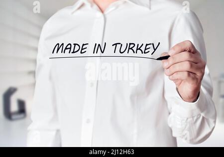 Businessman Hand hält einen Stift und unterstreicht die in der Türkei gemachten Worte auf einem virtuellen Bildschirm. Stockfoto