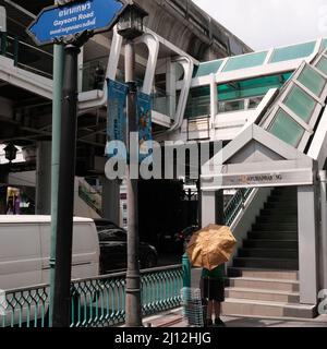 Treppeneingang zum BTS Skytrain Chit Lom Station Bangkok Thailand Stockfoto