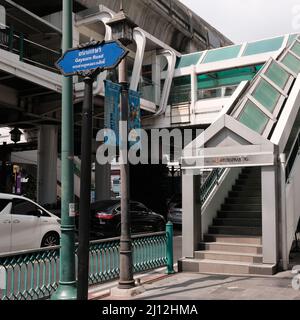 Treppeneingang zum BTS Skytrain Chit Lom Station Bangkok Thailand Stockfoto