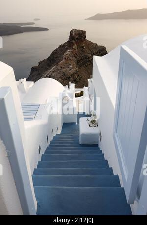 Schmale Steintreppen, ein traditionelles Stück Architektur auf der Insel Santorini. Griechenland Stockfoto
