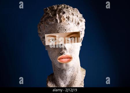 Zeitgenössische farbenfrohe und konzeptuelle helle Kunstcollage mit alter Statue. Stockfoto