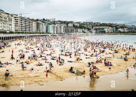 Sommerzeit in San Sebastian überfüllt La Concha Strand Donostia Baskenland Nordspanien Europa Stockfoto