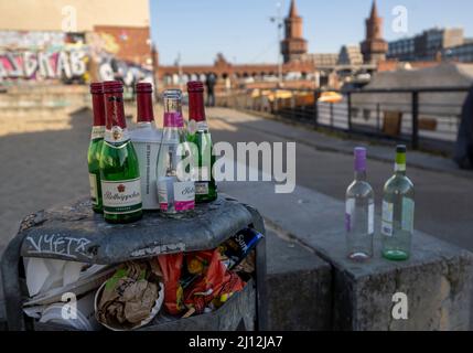 Berlin, Deutschland. 21. März 2022. Leere Champagner- und Weinflaschen stehen am Spreeufer nahe der Oberbaumbrücke. Quelle: Monika Skolimowska/dpa-Zentralbild/dpa/Alamy Live News Stockfoto