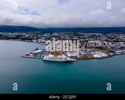 Schöne Luftaufnahme von Akureyri, einer Stadt am Fuße des Eyjafjörður Fjords im Norden Islands Stockfoto