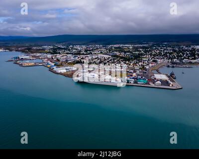 Schöne Luftaufnahme von Akureyri, einer Stadt am Fuße des Eyjafjörður Fjords im Norden Islands Stockfoto