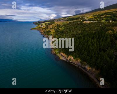 Schöne Luftaufnahme von Akureyri, einer Stadt am Fuße des Eyjafjörður Fjords im Norden Islands Stockfoto