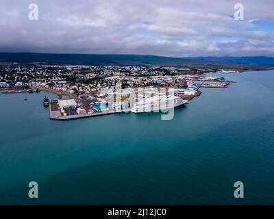 Schöne Luftaufnahme von Akureyri, einer Stadt am Fuße des Eyjafjörður Fjords im Norden Islands Stockfoto