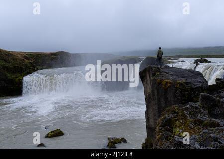 Wunderschöne Luftaufnahme des massiven Godafoss Wasserfalls in Island, la Wasserfall der Götter -Goðafoss Stockfoto