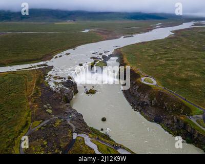 Wunderschöne Luftaufnahme des massiven Godafoss Wasserfalls in Island, la Wasserfall der Götter -Goðafoss Stockfoto