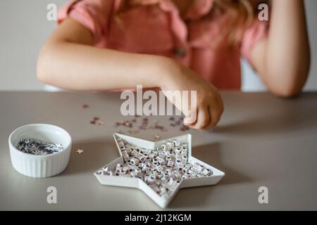 Nettes kleines blondes Mädchen ist in der Kreativität tun Handwerk engagiert Stockfoto