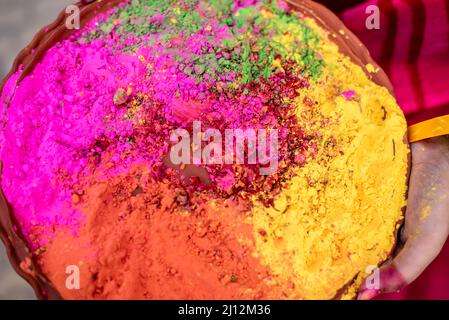 Mehrfarbiges buntes Pulver in Teller, zum in einem holi Festival zu verwenden Stockfoto