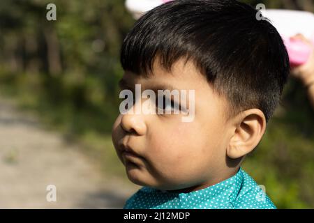 Porträt Eines Jungen Indischen Kleinkindes In Ethnischer Indischer Kleidung Mit Witzigem Ausdruck Im Gesicht Stockfoto