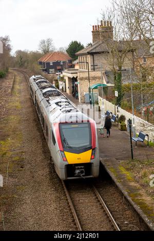 Abellio Greater Anglia Klasse 745 Zug am Bahnsteig Wickham Market Bahnhof, Campsea Ashe, Suffolk, England, UK Stockfoto