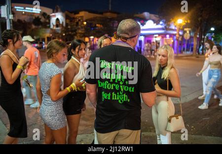 Fort Lauderdale, Usa. 18. März 2022. John Glover mit dem South Florida Wellness Network verteilt NARCAN an Spring Breakers und Partys in Fort Lauderdale, Florida, Freitag, 18. März 2022. (Foto von Michael Laughlin/South Florida Sun Sentinel/TNS/Sipa USA) Quelle: SIPA USA/Alamy Live News Stockfoto