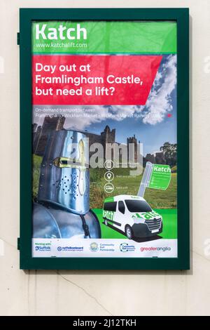 Plakat Werbung Katch On-Demand-Minibus-Transport-Service zwischen Framlingham und Wickham Market Bahnhof, Suffolk, England, Großbritannien Stockfoto