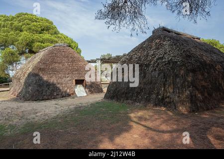 Zwei Hütten entlang des Poblado de la Plancha-Fußweges im Süden des Donana-Nationalparks, die den Lebensstil und die traditionelle Nutzung dieses Gebietes zeigen Stockfoto