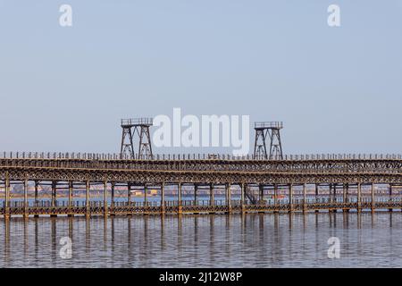 Mittlerer Abschnitt des Rio Tinto Pier im Hafen von Huelva Stockfoto