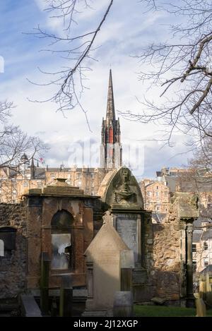 Edinburgh, Schottland, Großbritannien - Tollbooth Kirk von Greyfriars Kirkyard im Winter Stockfoto