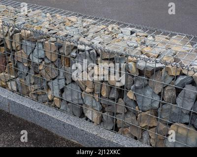 Dekorativer Zaun aus Schüttstein im Gitter Stockfoto